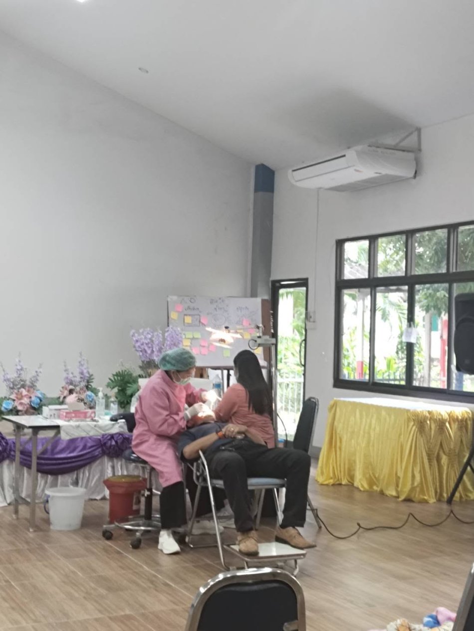 งานสาธารณสุขและสิ่งแวดล้อมพร้อมด้วย รพ.สต.บ้านทับสอ ออกให้บริการตรวจสุขภาพช่องปากและเคลือบฟลูออไรด์ชนิดเข้มข้นสูงเฉพาะที่ พอกเข่าด้วยสมุนไพร และฉีดวัคซีนไข้หวัดใหญ่ ให้แก่เจ้าหน้าที่เทศบาลตำบลงิ้วด่อน ณ ศูนย์พัฒนาคุณภาพชีวิตและส่งเสริมอาชีพผู้สูงอายุเทศบาลตำบลงิ้วด่อน