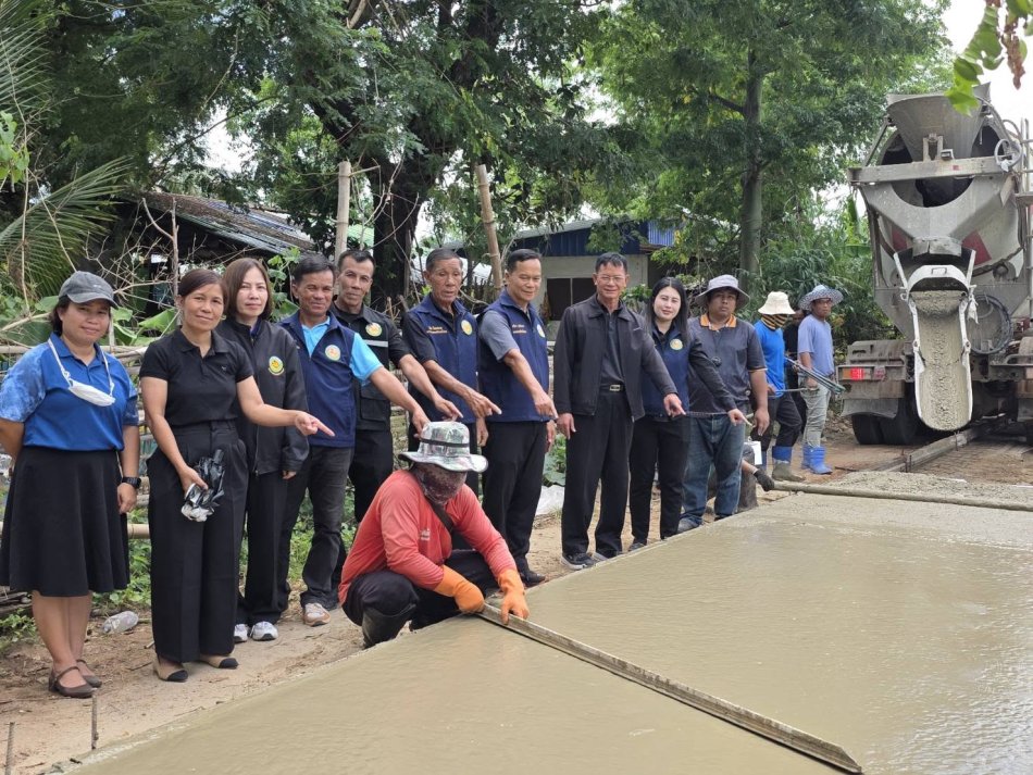 นายถนอม สมผล นายกเทศมนตรีตำบลงิ้วด่อน และคณะกรรมการ ตรวจรับงานจ้างพร้อมช่างควบคุมงาน ลงพื้นที่ติดตามโครงการก่อสร้างถนน เสริมเหล็ก ภายในหมู่บ้าน (สายหนองจ่าโท) ม.2 บ้านทับสอ