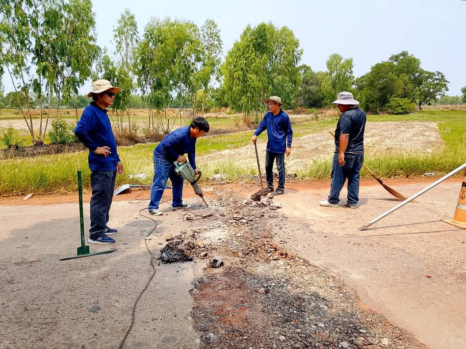 กองช่างเทศบาลตำบลงิ้วด่อน  ออกดำเนินการปรับปรุงผิวถนนสายธาตุดูม - หนองแดง จุดบ้านดอนจ้อก้อ