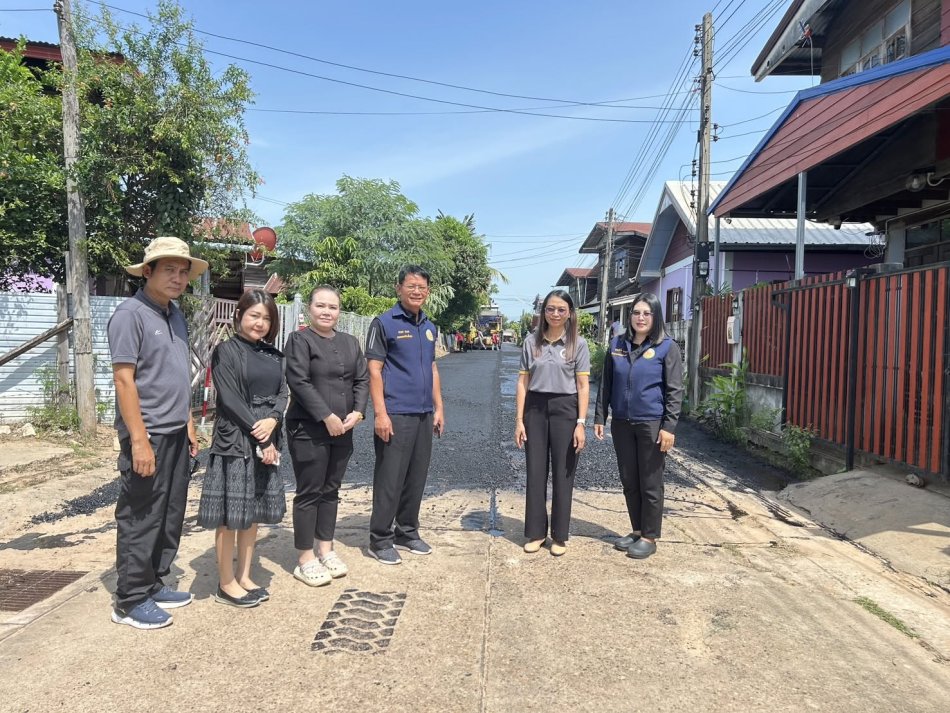 นายถนอม สมผล นายกเทศมนตรีตำบลงิ้วด่อน ลงพื้นที่ติดตามโครงการก่อสร้างถนนแอสฟัลต์ติกคอนกรีต ภายในหมู่บ้าน บ้านงิ้วด่อนใหม่ (สายรอบบ้าน) ม.16
