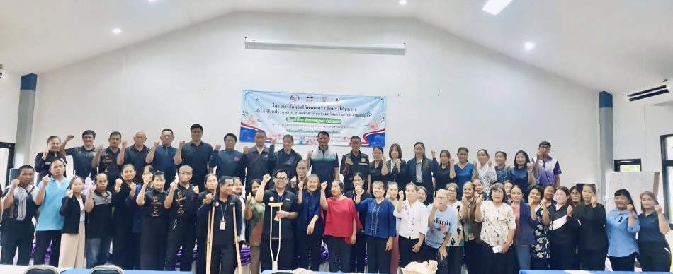 นายถนอม  สมผล นายกเทศมนตรีตําบลงิ้วด่อน ร่วมเปิดโครงการล้อมรักให้ครอบครัว ล้อมรั้วให้ชุมชน ณ ศูนย์พัฒนาคุณภาพชีวิตและส่งเสริมอาชีพผู้สูงอายุตำบลงิ้วด่อน 