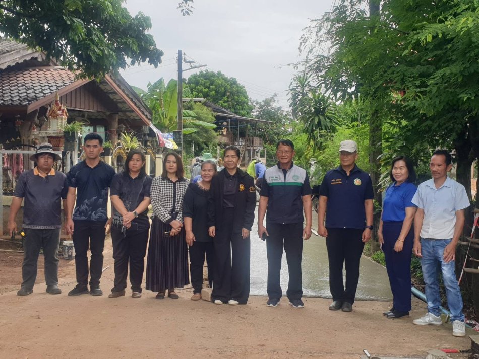 นายถนอม สมผล นายกเทศมนตรีตำบลงิ้วด่อน ลงพื้นที่ติดตามการดำเนินการโครงการก่อสร้างถนนคอนกรีตเสริมเหล็กภายในหมู่บ้าน บ้านคูสนาม หมู่ที่ 3 (สายกลางบ้าน)