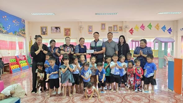 นายถนอม  สมผล นายกเทศมนตรีตำบลงิ้วด่อน คณะบริหารฯ ร่วมสนับสนุนงบประมาณในการดำเนินการปรับปรุงเทพื้นคอนกรีตเสริมเหล็กบริเวณหน้าอาคารศูนย์พัฒนาเด็กเล็กบ้านนายอ หมู่ที่ 8 ต.งิ้วด่อน อ.เมืองสกลนคร จ.สกลนคร