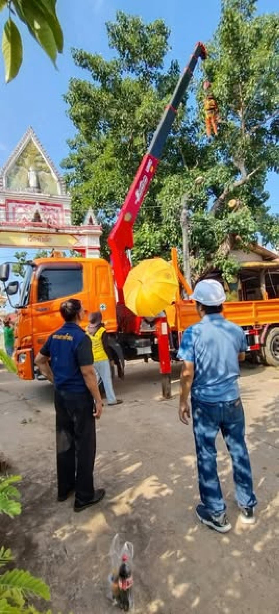 งานบรรเทาสาธารณภัย ลงพื้นที่ตัดต้นไม้ที่ลมทับสายไฟฟ้า​ บริเวณวัดบ้านพังเม็ก​  หมู่ที่​ 4