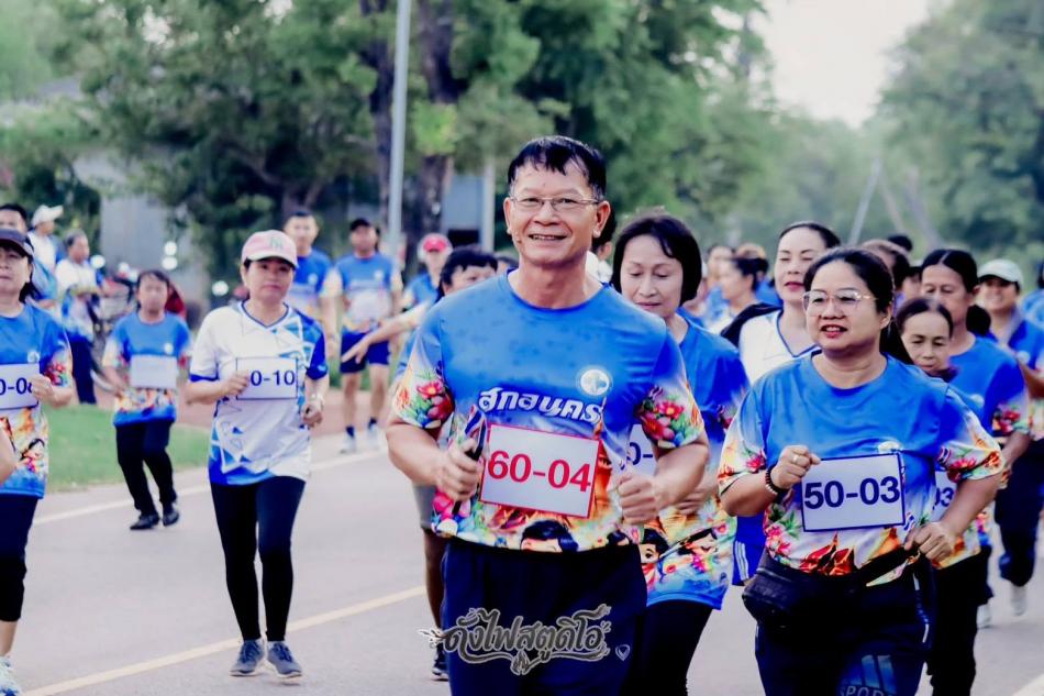 นายถนอม​  สมผล​ นายก​เทศมนตรี​ตำบล​งิ้วด่อน​ เป็นประธานเปิด โครงการเดิน วิ่ง ปั่นเพื่อสุขภาพดี ชีวี สดใส ครั้งที่ 1