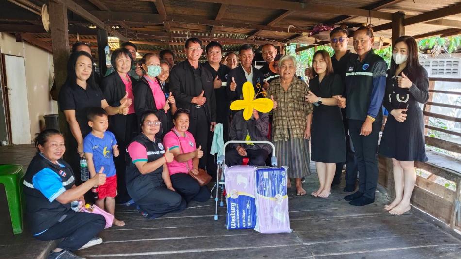 นายถนอม​ สมผล​ นายกเทศมนตรีตำบลงิ้วด่อน​ นายศักดิ์สิทธิ์​ เชียงไขแก้ว​ ผู้อำนวยการโรงพยาบาลส่งเสริมสุขภาพตำบลบ้านทับสอ​ พร้อมด้วยคณะผู้บริหารฯ​ หัวหน้าสำนักปลัด​ หัวหน้าฝ่ายปกครอง​ เจ้าหน้าที่ รพ.สต.บ้านทับสอ​ ร่วมมอบวัสดุอุปกรณ์สำหรับผู้ป่วยLTC​ หมู่ที่​4 หมู่ที่​10 หมู่ที่​14