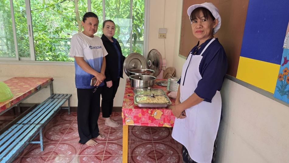 ผู้อำนวยการกองการศึกษา พร้อมด้วยนักวิชาการศึกษา  ออกตรวจการดำเนินงานอาหารกลางวัน  ศูนย์พัฒนาเด็กเล็กบ้านนายอ  หมู่ที่ 8