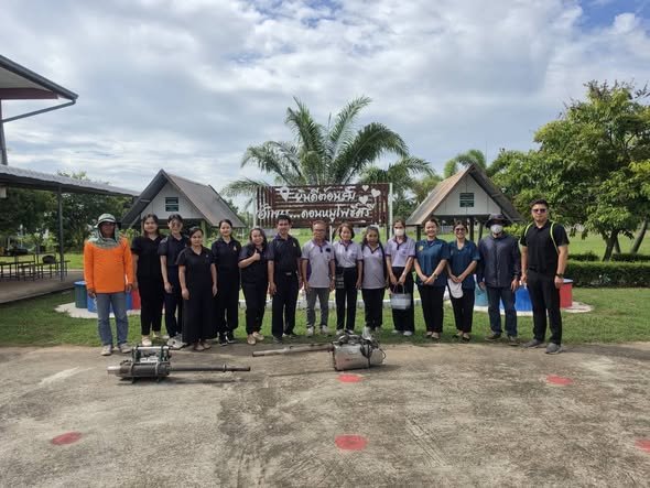 านสาธารณสุขและสิ่งแวดล้อมออกพ่นหมอกควันกำจัดยุงตัวเต็มวัยในพื้นที่กลุ่มเป้าหมาย(วัดและสถานศึกษา) ตามแผนพ่นหมอกควัน วันนี้ ณ โรงเรียนบ้านดอนหมูโพธิ์ศรี "ชุมชนพัฒนา"