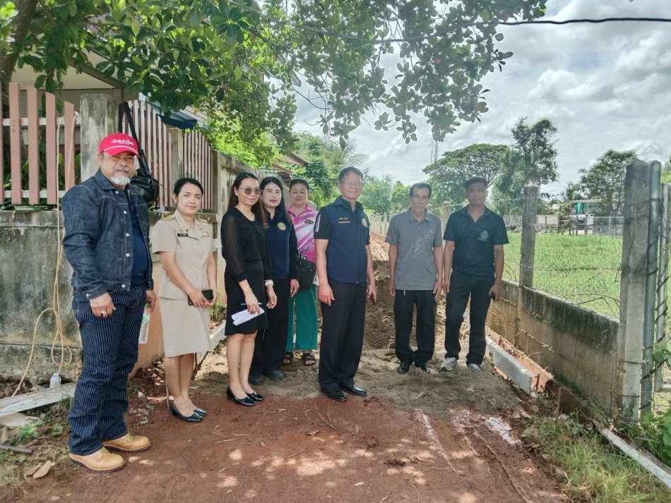 นายถนอม​ สมผล​  นายก​เทศมนตรี​ตำบลงิ้วด่อน​ และคณะกรรมการ การจ้างพร้อมช่างควบคุมงาน ลงพื้นที่ติดตามโครงการก่อสร้าง เสริมเหล็ก ภายในหมู่บ้าน (สายศรีคำดอน) ม.1 บ้านงิ้วด่อน