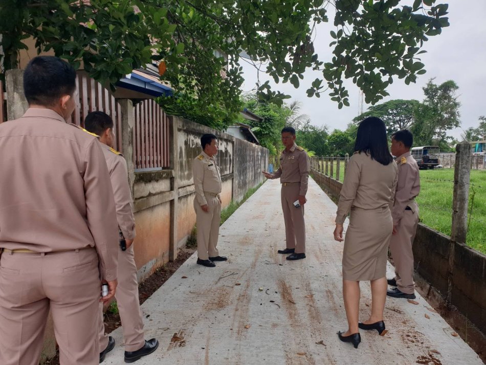 นายถนอม สมผล นายกเทศมนตรีตำบลงิ้วด่อน ลงพื้นที่ติดตามโครงการก่อสร้างถนนคอนกรีตเสริมเหล็ก ภายในหมู่บ้านในเขตเทศบาลตำบลงิ้วด่อน