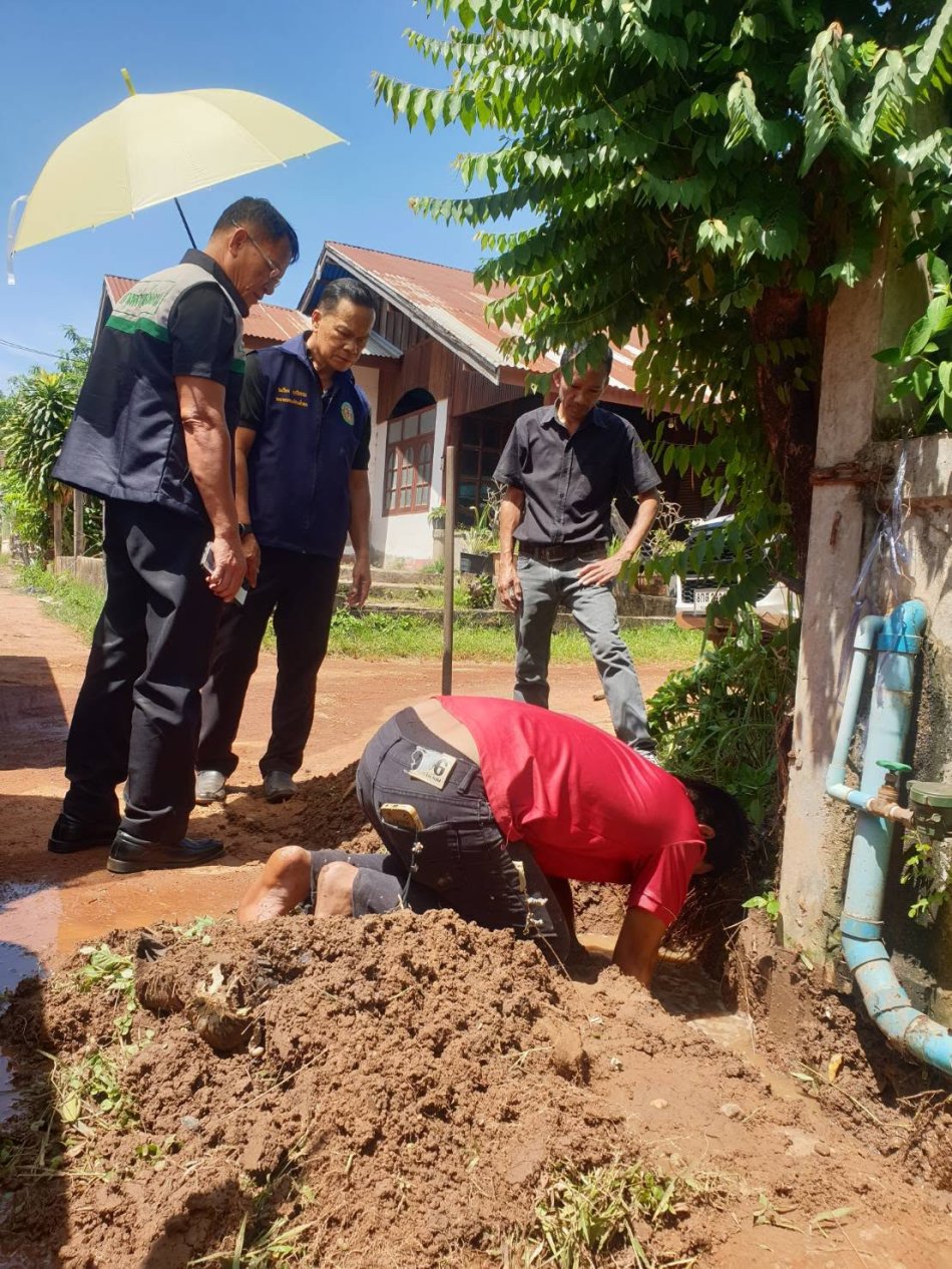 นายถนอม  สมผล นายกเทศมนตรีตำบลงิ้วด่อน ลงพื้นที่ดำเนินการแก้ไขปัญหาน้ำประปาไม่ไหลได้ทำการซ่อมจุดรั่วซึมบ้านคูสนาม ม.3 