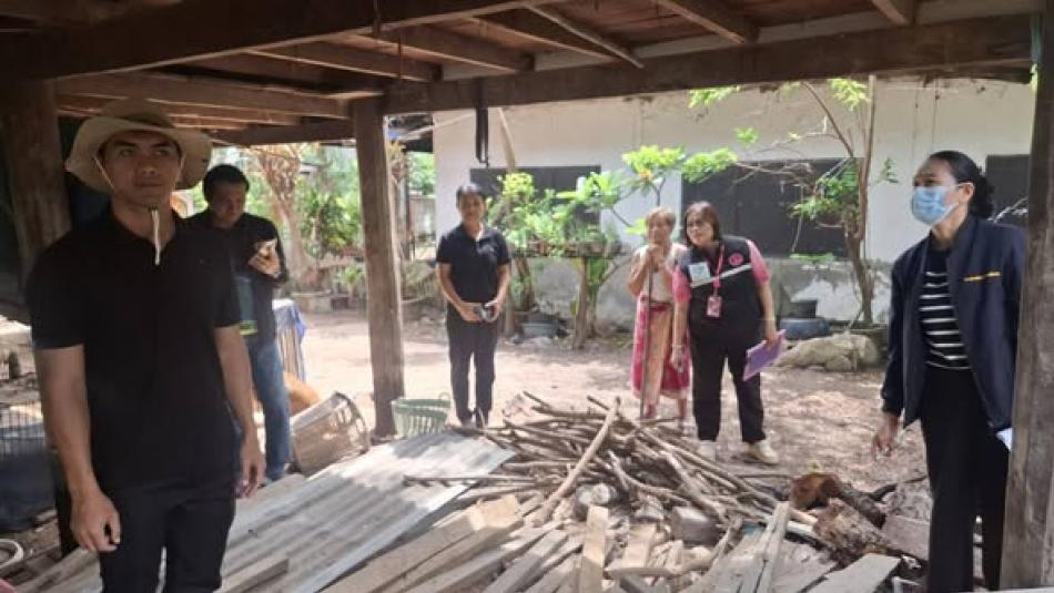 นายถนอม  สมผล นายกเทศมนตรีตำบลงิ้วด่อน  มอบหมายให้นางพัฒนา พุ่มพิบูลย์ หัวหน้าสำนักปลัด ร่วมกับงานสวัสดิการฯ และกองช่างเทศบาลตำบลงิ้วด่อน  ลงพื้นที่สำรวจบ้านผู้สูงอายุ หมู่ที่ 12 เพื่อเสนอขอรับงบประมาณในการซ่อมแซมบ้านผู้สูงอายุจากทางพัฒนาสังคมและความมั่นคงของมนุษย์จังหวัดสกลนคร