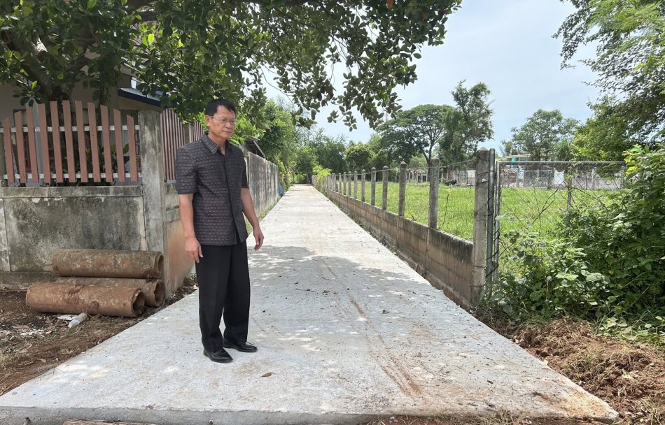 นายถนอม​ สมผล​ นายกเทศมนตรีตำบลงิ้วด่อน​ ลงพื้นที่ติดตามการก่อสร้างถนนเสริมคอนกรีต​ ภายในหมู่บ้าน 3 สาย  1.สายศรีคำดอน 2.สายกลมรี 3.สายดอนป่าหว้า บ้านงิ้วด่อน​ หมู่ที่​ 1​ ตำบลงิ้วด่อน​ อำเภอเมืองสกลนคร​ จังหวัดสกลนคร