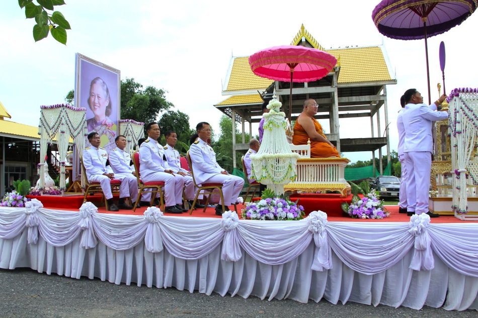 นายถนอม  สมผล  นายกเทศมนตรีตำบลงิ้วด่อน พร้อมด้วยคณะผู้บริหารฯ พนักงานเทศบาลและพนักงานจ้างเทศบาลตำบลงิ้วด่อน ร่วมงานโครงการส่งเสริมประเพณีเข้าพรรษาตำบลงิ้วด่อน ประจำปี 2569 ณ วัดโพนงาม(บูรพาภิรมย์) บ้านโพนงาม หมู่ที่ 9