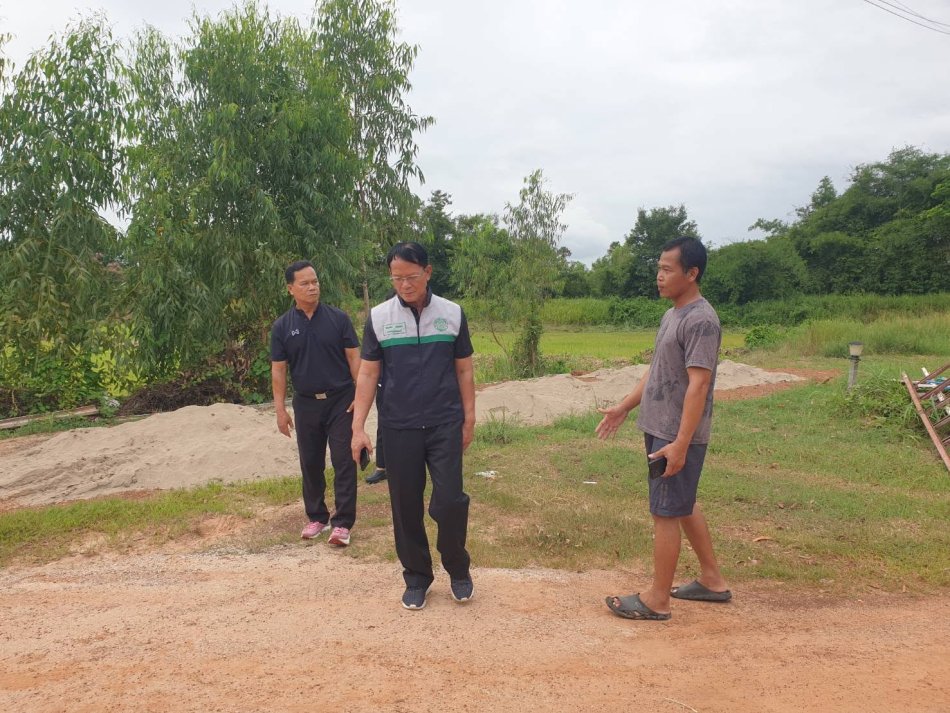 นายถนอม  สมผล  นายกเทศมนตรีตำบลงิ้วด่อน ลงพื้นที่สำรวจเส้นทาง  เพื่อเตรียมแผนพัฒนาโครงสร้างพื้นฐานให้ได้มาตรฐานในพื้นที่เขต บ้านทับสอ หมู่ที่ 2 (ซอยยายเพลิน) 