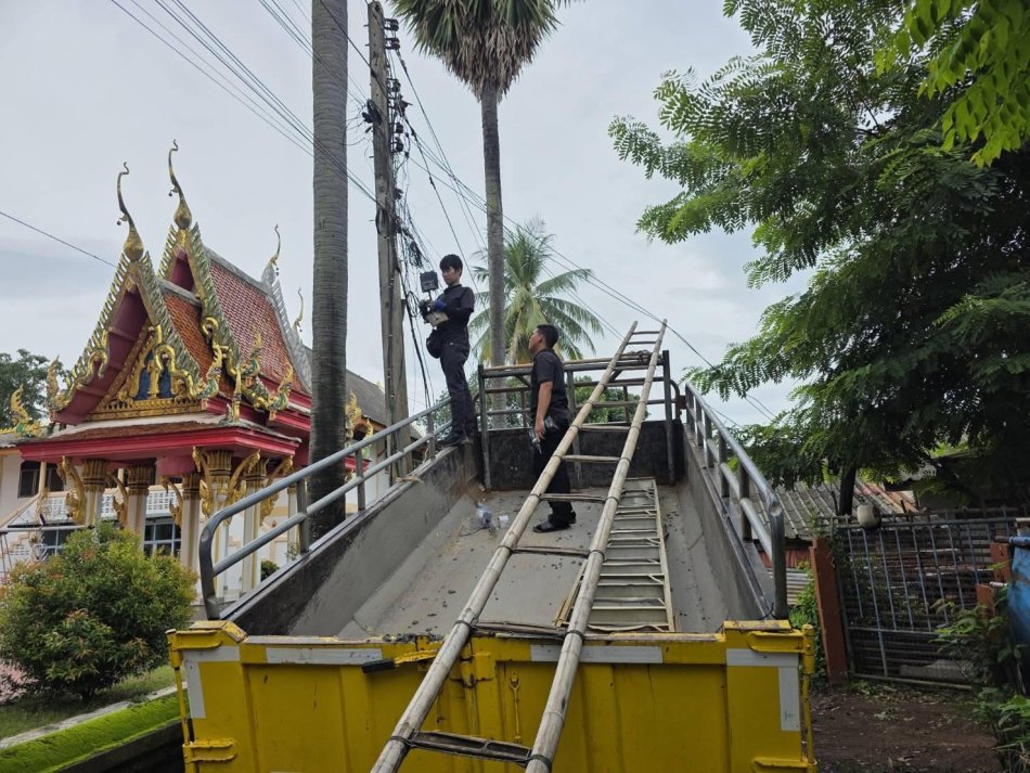 นายถนอม  สมผล  นายกเทศมนตรีตำบลงิ้วด่อน มอบหมายให้พันตรี ระเวียง ฤทธิธรรม รองนายกเทศมนตรีตำบลงิ้วด่อน ลงพื้นที่ดำเนินการแก้ไขเปลี่ยนหลอดไฟฟ้าที่ชำรุด ณ บ้านกกกอก  หมู่ที่ 12 