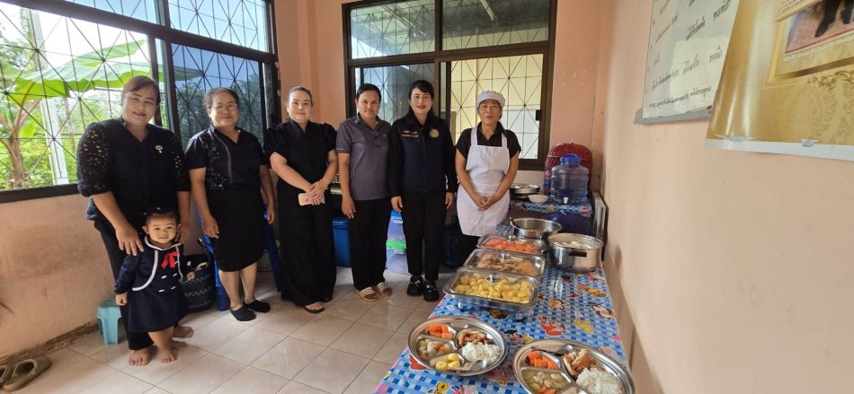 นายถนอม  สมผล  นายกเทศมนตรีตำบลงิ้วด่อน มอบหมายให้พันตรีระเวียง  ฤทธิธรรม  รองนายกเทศมนตรี ลงพื้นที่ตรวจสอบการดำเนินงานโครงการอาหารกล่างวันศูนย์พัฒนาเด็กเล็กบ้านทับสอและบ้านงิ้วด่อน