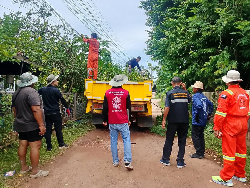 นายถนอม  สมผล นายกเทศมนตรีตำบลงิ้วด่อน มอบหมายให้นายปิยะ  โคตรผาย  รองนายกเทศมนตรีตำบลงิ้วด่อน ลงพื้นที่ตัดต้นไม้ที่ลมทับสายไฟฟ้า ซอยมหาชน หมู่ที่ 11 บ้านเหล่าพังผือ