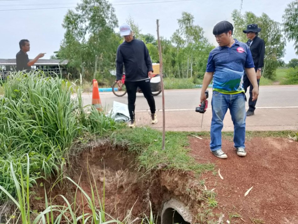 นายถนอม  สมผล  นายกเทศมนตรีตำบลงิ้วด่อน มอบหมายให้พ.ต.ระเวียง ฤทธิธรรม รองนายกเทศมนตรีตำบลงิ้วด่อน ลงพื้นดำเนินการแก้ไขในพื้นที่ถนนชำรุด ถนนเส้นธาตุดูม - งิ้วด่อน